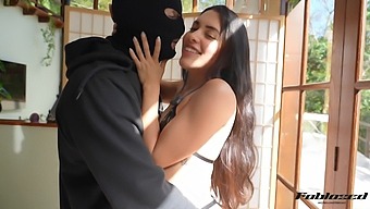 Verified Amateur Babe Demonstrates The Art Of Kissing In Hd